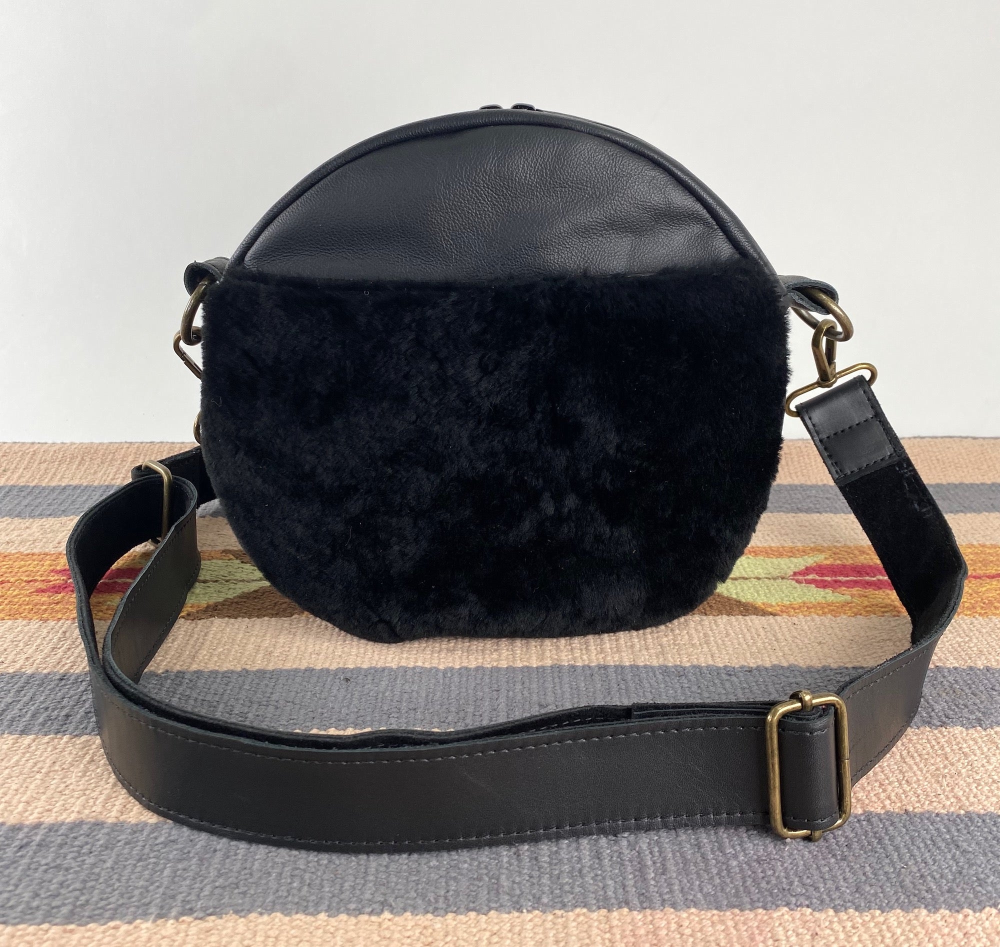 Round black purse hot sale